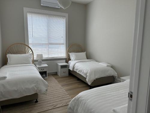 Postel nebo postele na pokoji v ubytování Rodonia - Cottage in Kew
