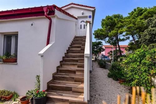 Apartments with parking spaces Vir - 22542