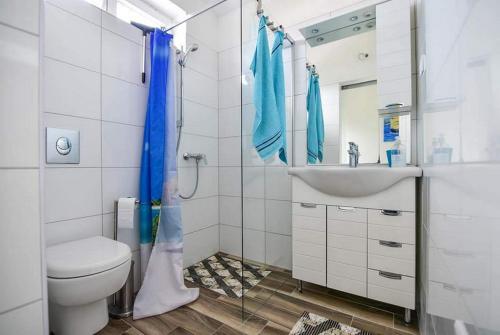 y baño con aseo y lavamanos. en Apartments with a parking space Vir - 22542, en Vir