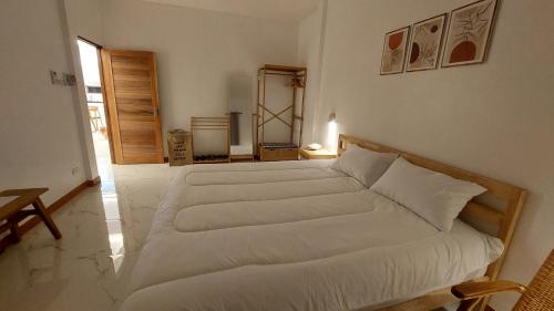 a bedroom with two white beds in a room at baan Thankhun in Ban Rangeng