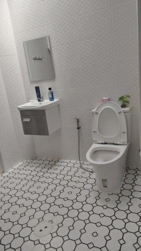 uma casa de banho branca com um WC e um lavatório em baan Thankhun em Ban Rangeng