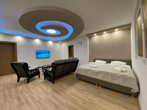 1 dormitorio con 1 cama y techo azul en FIA HOUSE Kozle en Ždanec