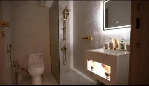 歐普爾的住宿－منتجع قوفالي，浴室配有卫生间、盥洗盆和淋浴。