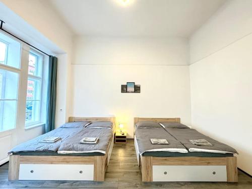 Llit o llits en una habitació de Stunning & Spacious 2BDR Apt in center Prague