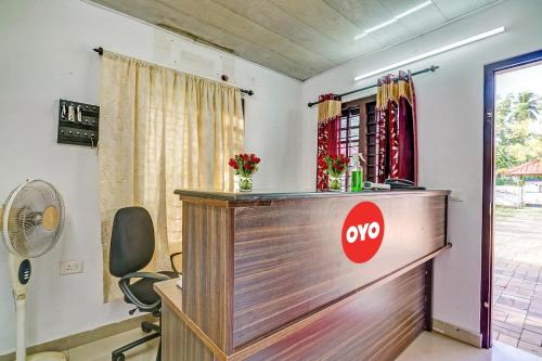 una recepción con un cartel de aoops en una habitación en OYO Flagship 90284 Majestic Stays en Kakkanad