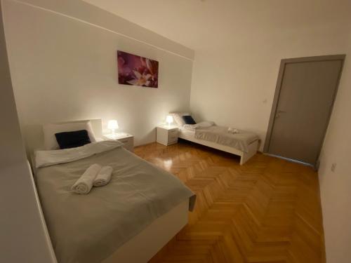 um pequeno quarto com 2 camas e um espelho em FIA HOUSE Hrom em Dolno Nerezi