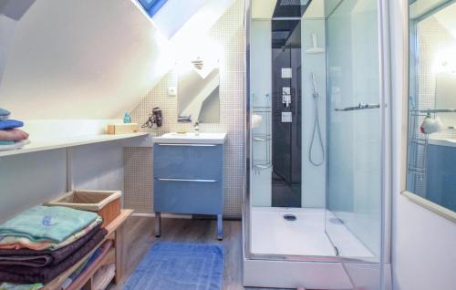 y baño con ducha y lavamanos. en Stunning Home In Pirou With Kitchen, en Pirou