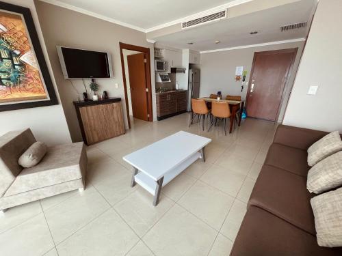 sala de estar con sofá y mesa en Suite frente al río en Puerto Santa Ana Riverfront, en Guayaquil