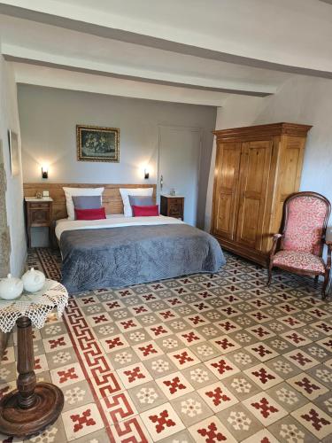 Saint-Sauveur-de-Cruzières的住宿－Chambre Voltaire，配有一张床和一把椅子的酒店客房