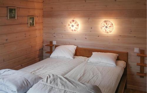 - 2 lits dans une chambre dotée de murs en bois dans l'établissement Gorgeous Home In Fjlkinge With Kitchen, à Fjälkinge