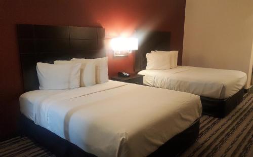 Kama o mga kama sa kuwarto sa Red Roof Inn & Suites Houston – Humble/IAH Airport