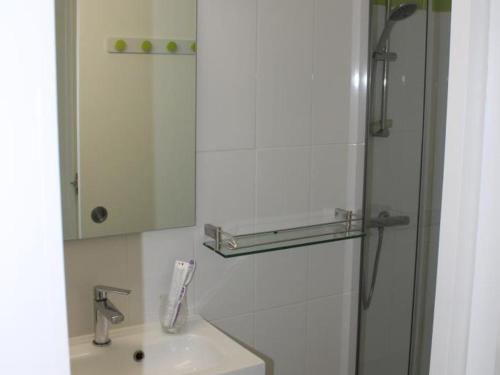 une salle de bain avec un lavabo et un miroir dans l'établissement Studio rénové près de la plage et forêt à Notre-Dame-de-Monts - 2 pers - Balcon et WIFI - FR-1-540-134, à Notre-Dame-de-Monts