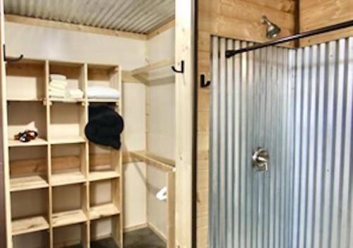 une salle de bain avec douche et porte vitrée dans l'établissement Farm House Cabin, Patio, TV Room, Games, BBQ, Campfire, à Verdure