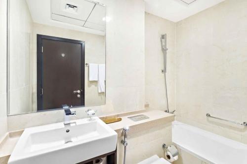 Koupelna v ubytování Silkhaus high floor in Dubai Marina, 1BDR near the sea