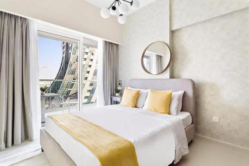 ein Schlafzimmer mit einem großen Bett und einem großen Fenster in der Unterkunft Silkhaus Business Bay in new Building Large studio with bedroom in Dubai