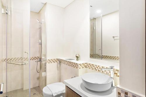ein Bad mit einem Waschbecken, einer Dusche und einem WC in der Unterkunft Silkhaus Business Bay in new Building Large studio with bedroom in Dubai