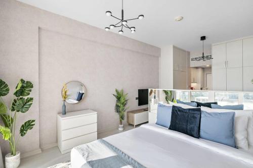 Postel nebo postele na pokoji v ubytování Silkhaus Palm Jumeirah stylish studio with full sea view