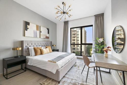 um quarto com uma cama, uma secretária e uma janela em Silkhaus newly furnished 1BDR next to Burj Al Arab em Dubai