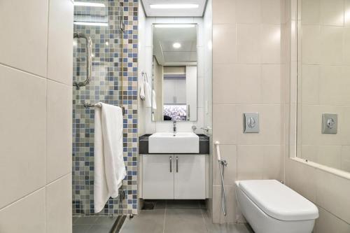 Koupelna v ubytování Silkhaus Palm Jumeirah stylish studio with full sea view