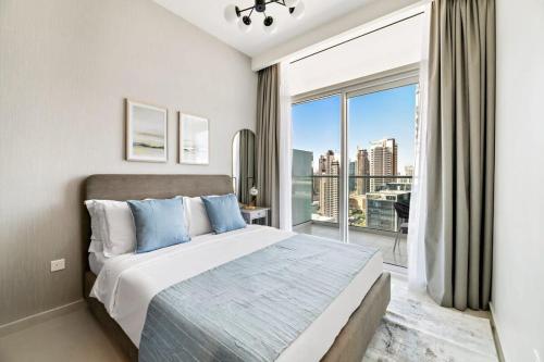 Postel nebo postele na pokoji v ubytování Silkhaus Burj Khalifa view cozy studio with bedroom