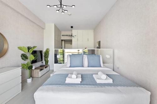 een slaapkamer met een groot bed met blauwe kussens bij Silkhaus majestic studio with sea view Palm Jumeirah in Dubai