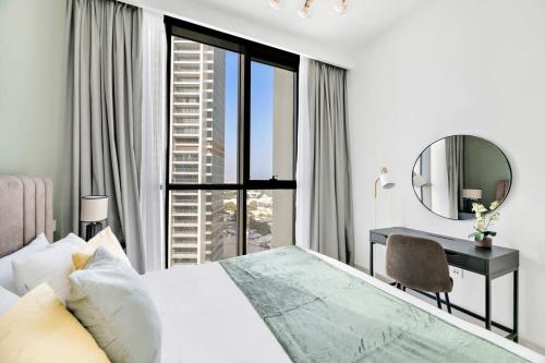 1 dormitorio con cama, escritorio y espejo en Silkhaus new 1BDR in Downtown with direct access Dubai Mall, en Dubái