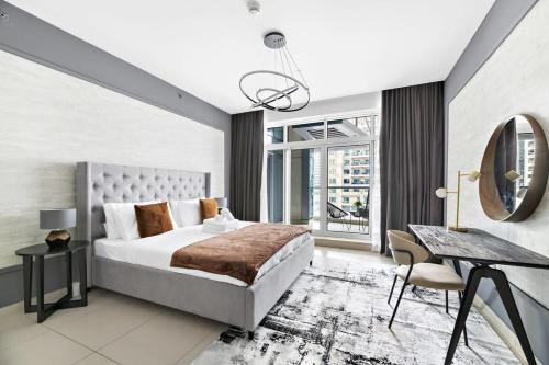 um quarto com uma cama, uma secretária e um espelho em Silkhaus Ideal for Big Family, 5BDR with Private Roof Top em Dubai