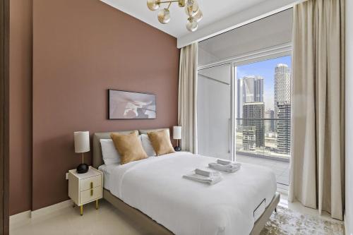 Postel nebo postele na pokoji v ubytování Silkhaus new Tower 2BDR with spacious room in Business Bay