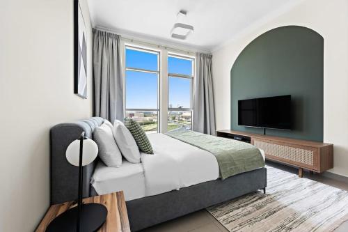 1 dormitorio con cama grande y ventana grande en Chic Studio in Art Gardens Modern Living en Dubái