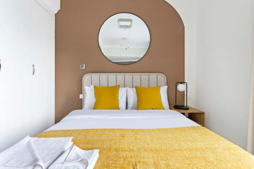 sypialnia z dużym łóżkiem z żółtymi poduszkami w obiekcie Silkhaus aesthetic studio in Art Gardens with gym & pool access w Dubaju