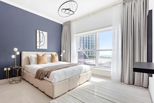 Postel nebo postele na pokoji v ubytování Silkhaus Luxurious Modern 1BDR Business Bay