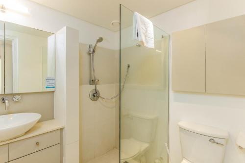 een badkamer met een douche, een toilet en een wastafel bij Luxury 2 Bedroom with roof deck and pool in Kaapstad