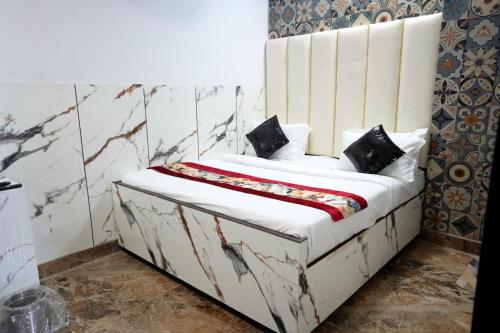 een bed in een kamer met bij Star@Hotel in New Delhi