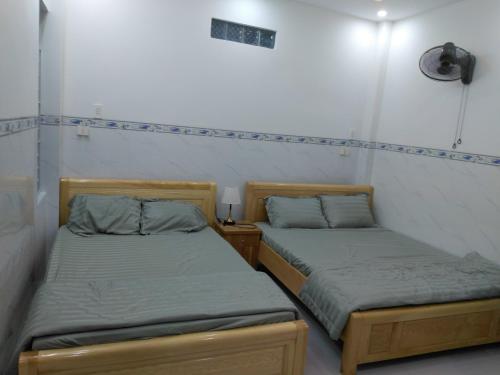 Una cama o camas en una habitación de Suri's Homestay
