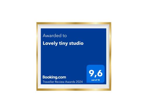 una imagen enmarcada de una pantalla de visualización azul en Lovely tiny studio, en Jarabacoa
