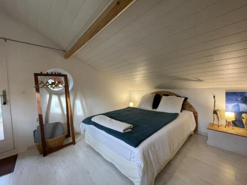 um quarto com uma cama grande num sótão em Appartement Hérisson, 2 pièces, 2 personnes - FR-1-489-498 em Hérisson