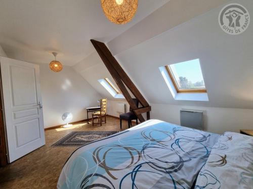 a bedroom with a bed and skylights at Gîte Landas, 3 pièces, 4 personnes - FR-1-510-191 in Landas