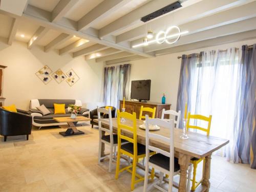 une salle à manger et un salon avec une table et des chaises dans l'établissement Maison Familiale au Calme avec Ping-Pong, Baby-Foot et Proximité Sites Préhistoriques - FR-1-616-339, au Bugue