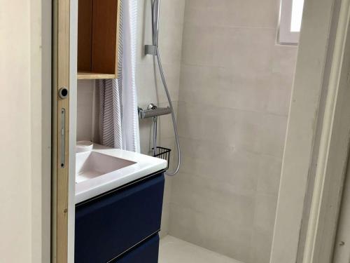 une petite salle de bain avec un lavabo et une douche dans l'établissement Maison rénovée avec jardin, proche commerces et pistes cyclables - 4 couchages, Le Château-d'Oléron - FR-1-246A-282, au Château-dʼOléron