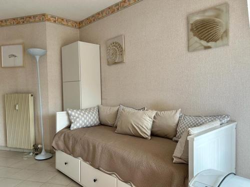 un salon avec un canapé et une lampe dans l'établissement Studio Cabine 3 Couchages à Mandelieu, Terrasse, Piscine, Parking Privé - FR-1-609-96, à Mandelieu-la-Napoule