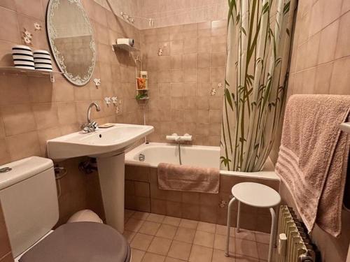 ein Badezimmer mit einem Waschbecken, einem WC und einer Badewanne in der Unterkunft Appartement Mandelieu-la-Napoule, 1 pièce, 3 personnes - FR-1-609-96 in Mandelieu-la-Napoule