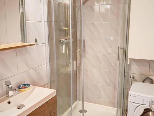 eine Dusche mit Glastür im Badezimmer in der Unterkunft T2 climatisé 3* avec Loggia, Parking sécurisé, WiFi, proche plage - Bormes-les-Mimosas - FR-1-610-98 in Bormes-les-Mimosas