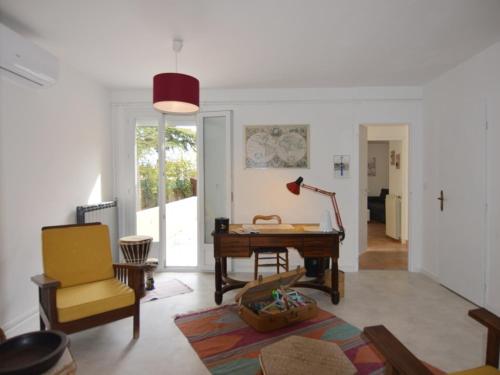 un salon avec un bureau et une chaise dans l'établissement Villa 3 Chambres à Bouzigues: Jardin, Terrasses, Proche Plage et Port, Connexion WiFi - FR-1-604-44, à Bouzigues