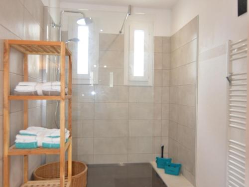 bagno con doccia e alcuni asciugamani di Maison Bouzigues, 4 pièces, 6 personnes - FR-1-604-44 a Bouzigues