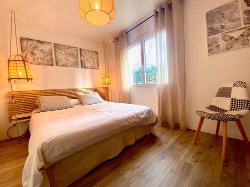 ein Schlafzimmer mit großem Bett und Fenster in der Unterkunft Calme Villa Plain-Pied à Bouzigues, Proche Plage et Commerces, 3*** - FR-1-604-45 in Bouzigues