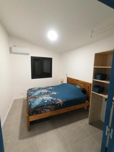 Schlafzimmer mit einem Bett und einem Flachbild-TV in der Unterkunft Case Lénora in Saint-Joseph