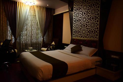a bedroom with a large bed in a room at Beverly villa in Ooty