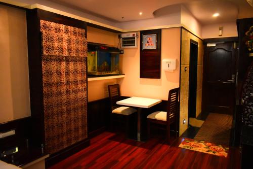 a small table and chairs in a small room at Beverly villa in Ooty