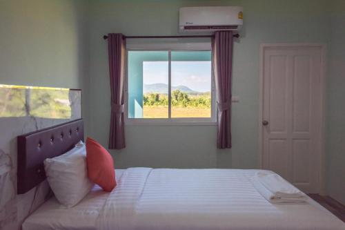1 dormitorio con 1 cama y ventana en Anatasia Apartment Phuket en Phuket