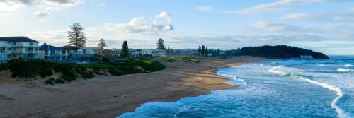 an aerial view of a beach with houses and the ocean at Seaside apartment, 100m to beach in Narrabeen